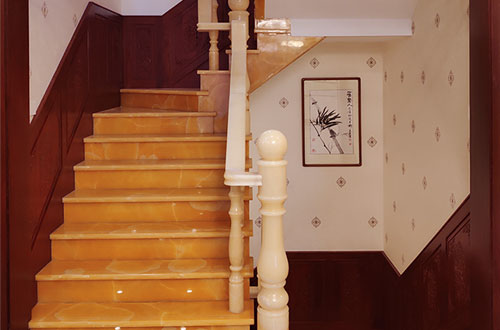 东郊镇中式别墅室内汉白玉石楼梯的定制安装装饰效果